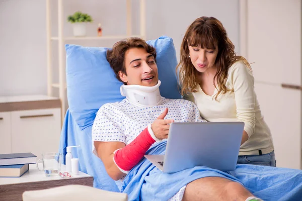 Amare moglie prendersi cura del marito ferito in ospedale — Foto Stock