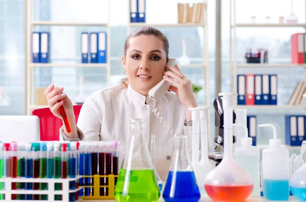 Química feminina a trabalhar no laboratório médico — Fotografia de Stock