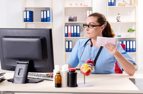 Médecin cardiologue féminine travaillant à la clinique — Photo