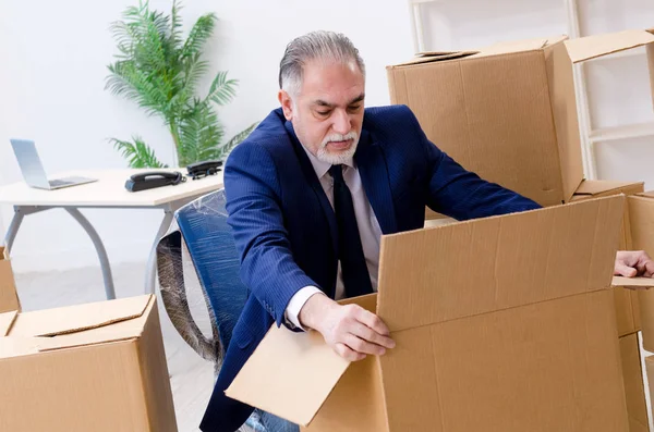 Empresário envelhecido se mudando para novo local de trabalho — Fotografia de Stock