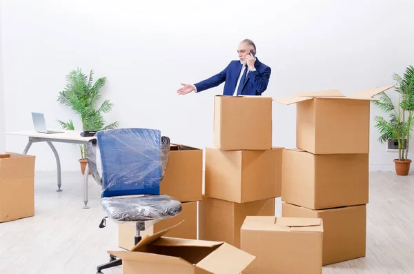 Empresário envelhecido se mudando para novo local de trabalho — Fotografia de Stock