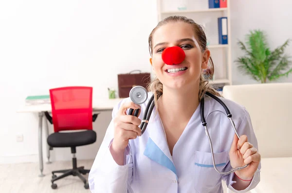 Médica engraçada trabalhando na clínica — Fotografia de Stock