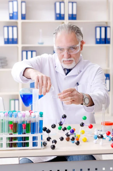 Vecchio chimico di sesso maschile che lavora in laboratorio — Foto Stock