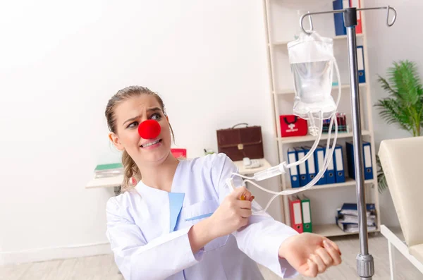 Doctora divertida que trabaja en la clínica — Foto de Stock