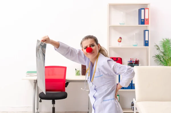 Αστεία γυναίκα γιατρός που εργάζεται στην κλινική — Φωτογραφία Αρχείου