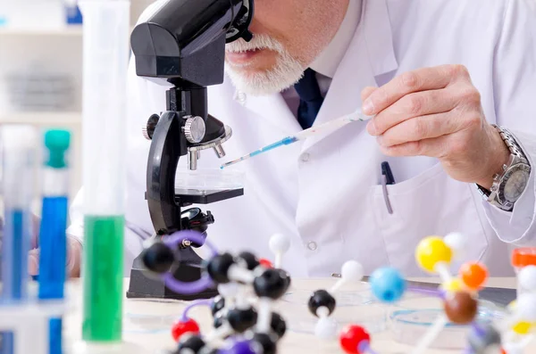 Old male chemist working in the lab — Stock Photo, Image