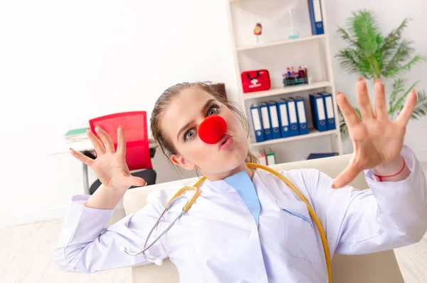 Забавная женщина-врач работает в клинике — стоковое фото