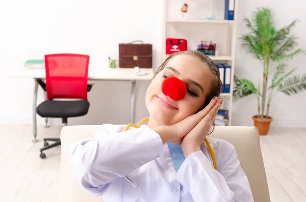 Rolig kvinnlig läkare som arbetar på kliniken — Stockfoto