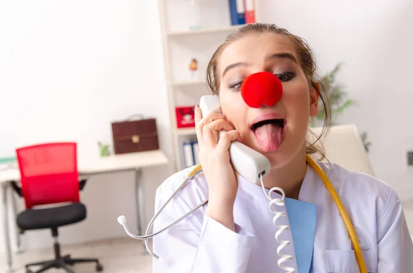 Zabawna lekarka pracująca w klinice. — Zdjęcie stockowe