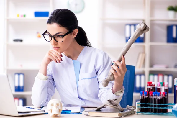 Giovane archeologa donna che lavora in laboratorio — Foto Stock