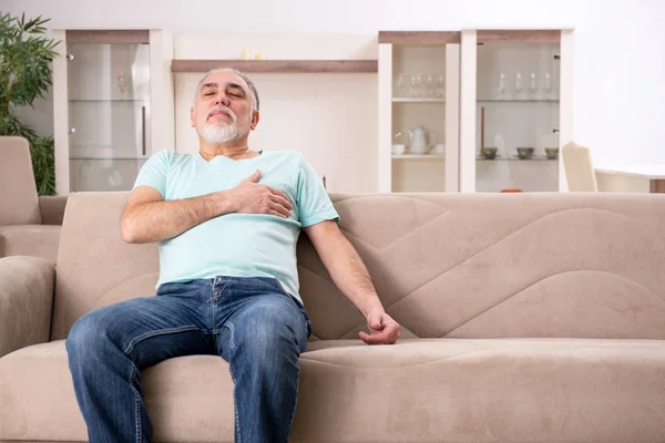 Homem velho barbudo branco que sofre em casa — Fotografia de Stock