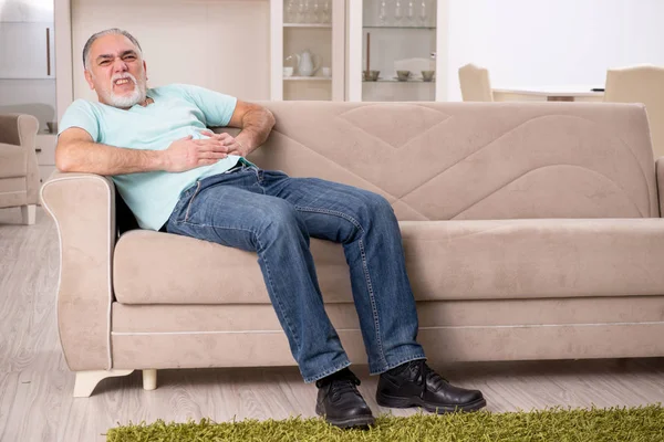 Beyaz sakallı yaşlı adam evde acı — Stok fotoğraf