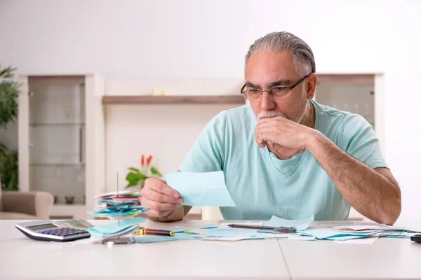 Witte bebaarde oude man in budget planning concept — Stockfoto