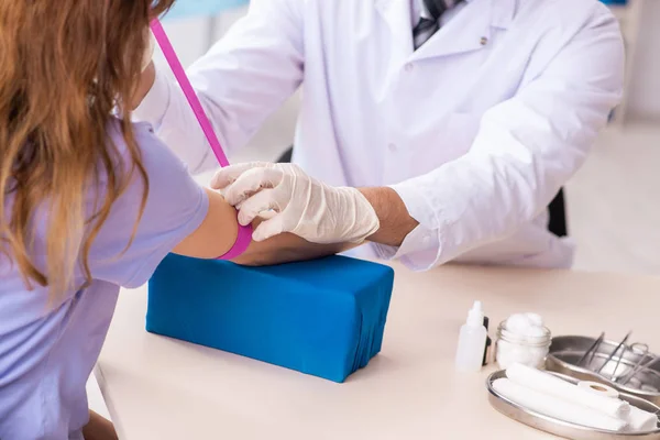 Paziente femmina durante la procedura di campionamento degli esami del sangue — Foto Stock