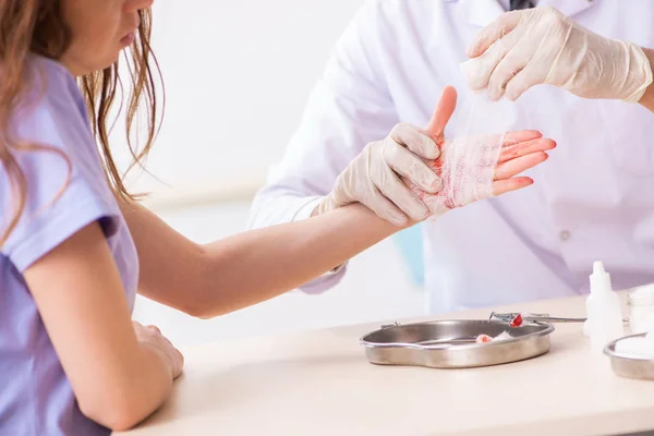 Mão ferida mulher visitante médico traumatologista — Fotografia de Stock
