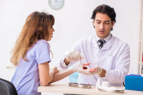 Mão ferida mulher visitante médico traumatologista — Fotografia de Stock