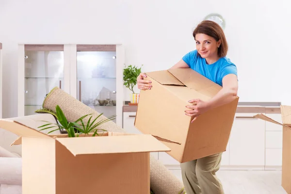 Frau mittleren Alters zieht in neue Wohnung — Stockfoto