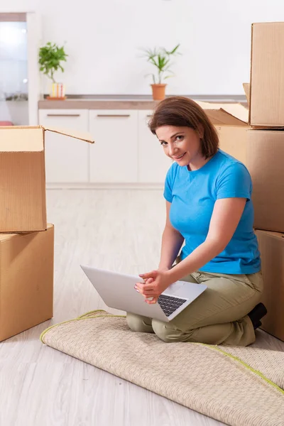 Frau mittleren Alters zieht in neue Wohnung — Stockfoto