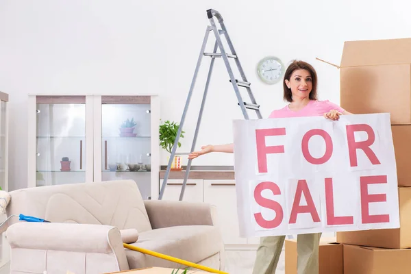 Mujer de mediana edad vendiendo piso reformado — Foto de Stock
