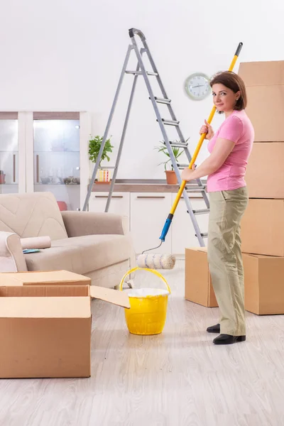 Kobieta w średnim wieku robi remont w domu — Zdjęcie stockowe