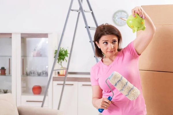 Frau mittleren Alters renoviert zu Hause — Stockfoto