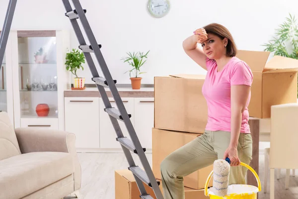 Frau mittleren Alters renoviert zu Hause — Stockfoto