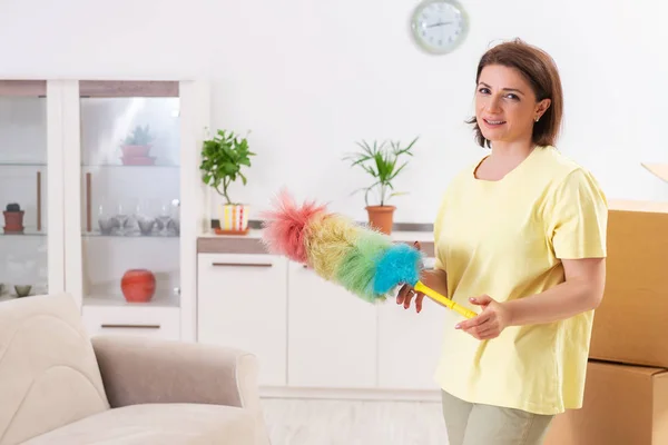 Schoonmaak nieuwe appartement van middelbare leeftijd vrouw — Stockfoto