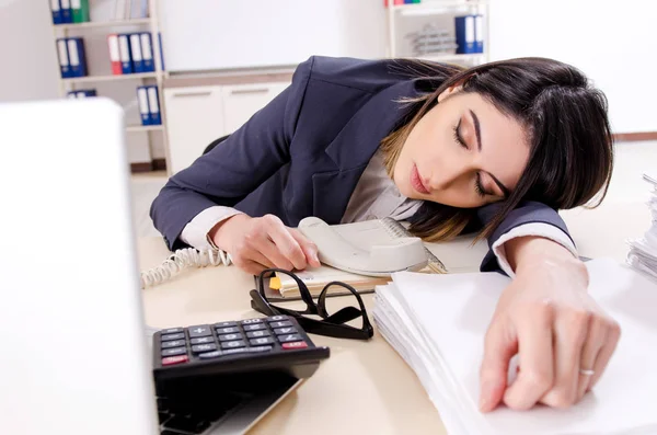 Jovem funcionária dormindo no escritório — Fotografia de Stock