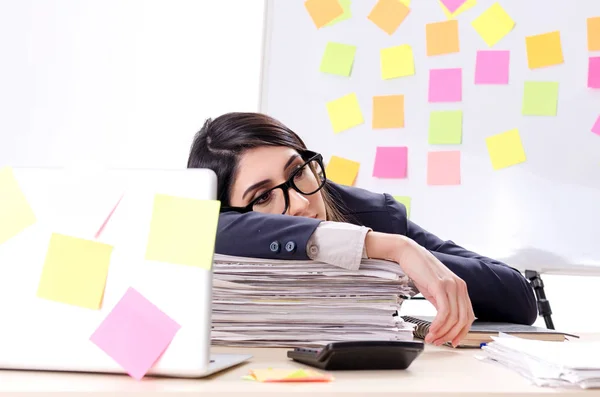 Junge Arbeitnehmerin in widersprüchlichem Prioritätenkonzept — Stockfoto