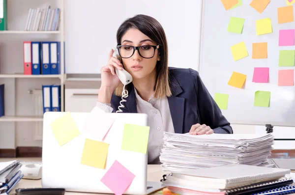 Jeune salariée dans un concept de priorités conflictuelles — Photo