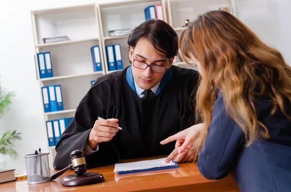 Junge Frau besucht männlichen Anwalt — Stockfoto