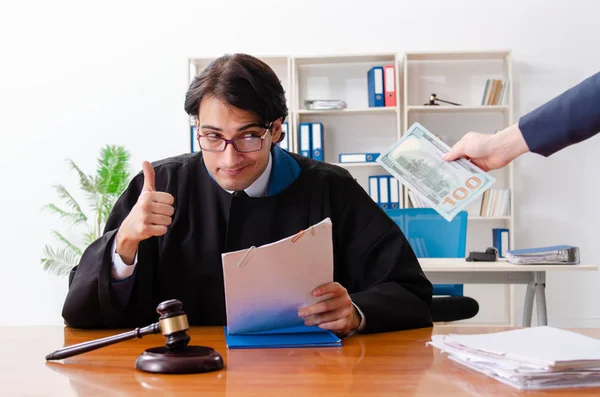 Junge Frau besucht männlichen Anwalt — Stockfoto