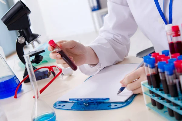 Young female chemist working in the lab — Stock Photo, Image