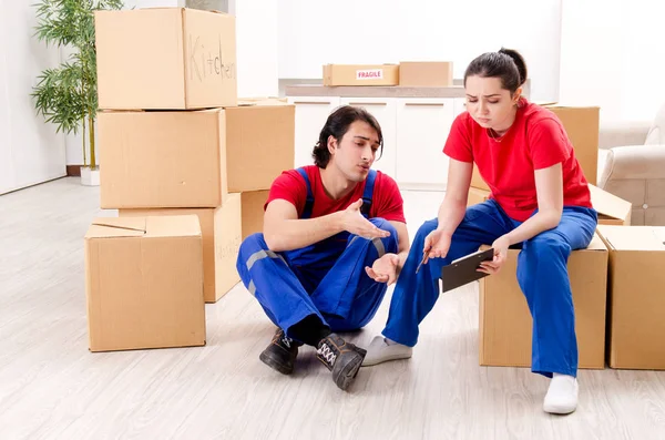 Professional movers doing home relocation — Stock Photo, Image