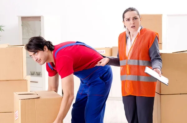 Professionele verhuizers doen verhuizing — Stockfoto