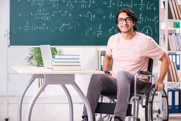 Jonge knappe man in rolstoel voorkant schoolbord — Stockfoto