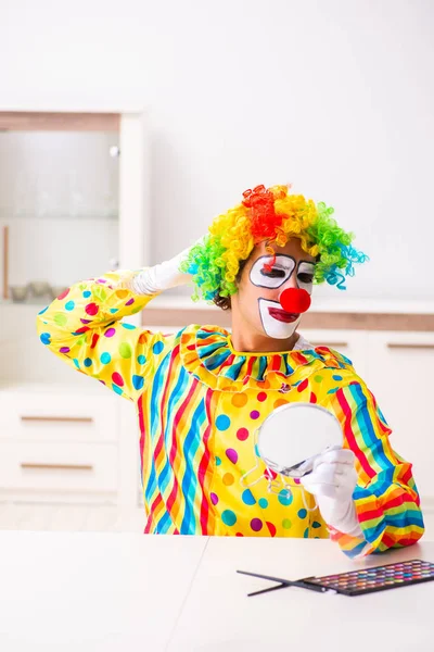 Palhaço macho se preparando para a perfomance em casa — Fotografia de Stock