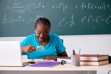 Kara tahta önünde siyah kız öğrenci  