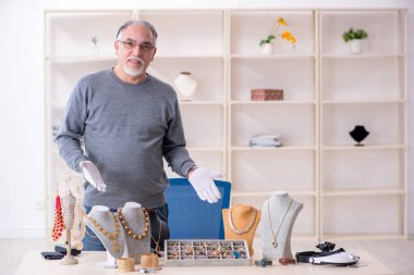 Eski kuyumcu Atölyesi'nde beyaz sakallı 