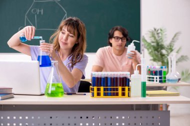 İki kimyagerler Öğrenciler sınıfta 