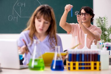 İki kimyagerler Öğrenciler sınıfta 