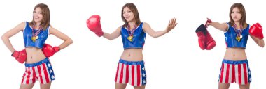 Beyaz izole altın madalya ile genç kadın boksör