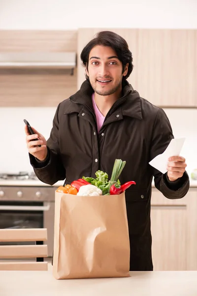 Giovane bell'uomo con verdure in cucina — Foto Stock