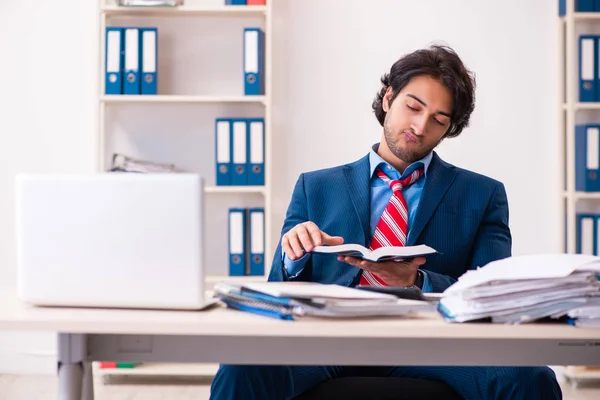 Jovem empresário bonito sentado no escritório — Fotografia de Stock