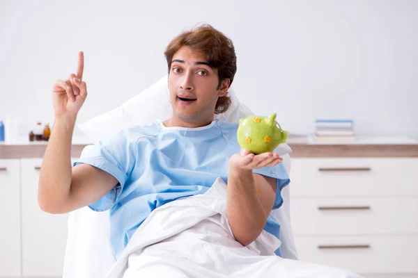 Junge männliche Patientin liegt auf Couch im Krankenhaus — Stockfoto