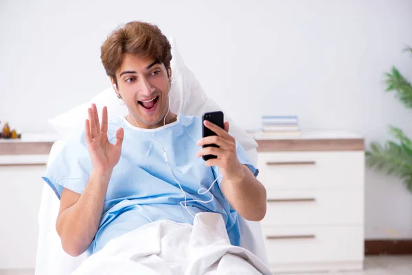 Jeune homme couché sur le canapé à l'hôpital — Photo