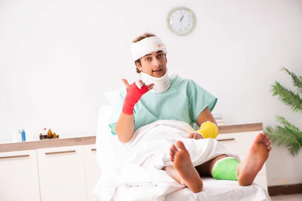 Jovem ferido fica no hospital — Fotografia de Stock