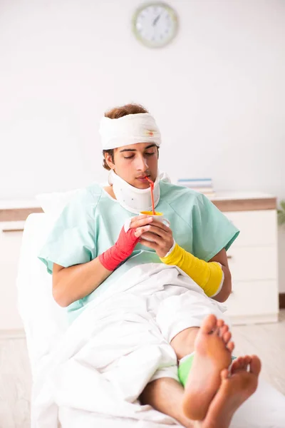 Young injured man staying in the hospital — Stock Photo, Image