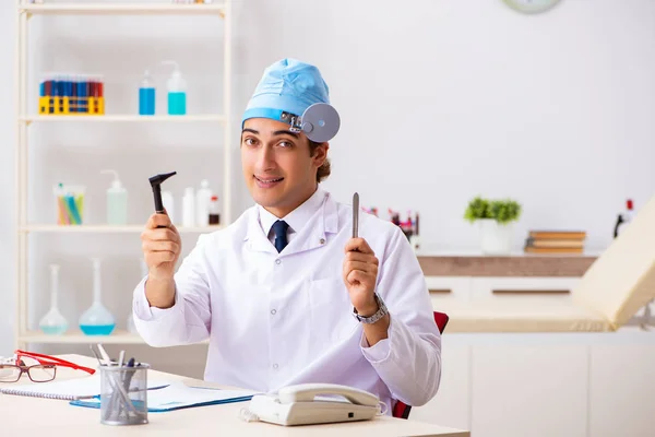 Ung manlig läkare otolaryngologist arbetar på sjukhuset — Stockfoto