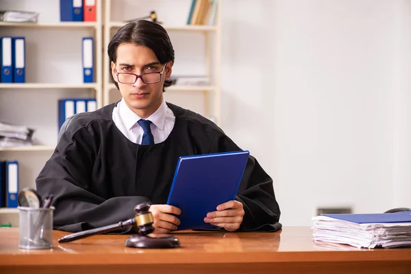 Juiz bonito jovem que trabalha no tribunal — Fotografia de Stock